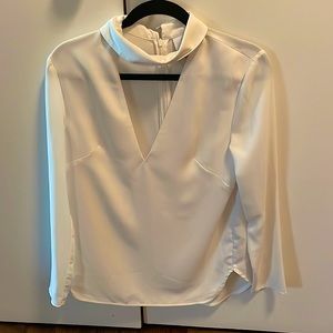 Beautiful blouse with v neck cutout / choker detail